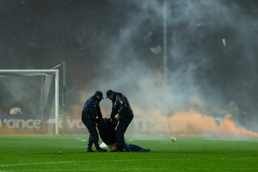 Δείτε φωτογραφίες από την εισβολή και τα επεισόδια των οπαδών του ΠΑΟΚ