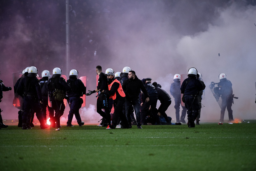 Δείτε φωτογραφίες από την εισβολή και τα επεισόδια των οπαδών του ΠΑΟΚ