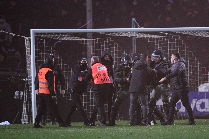 Δείτε φωτογραφίες από την εισβολή και τα επεισόδια των οπαδών του ΠΑΟΚ