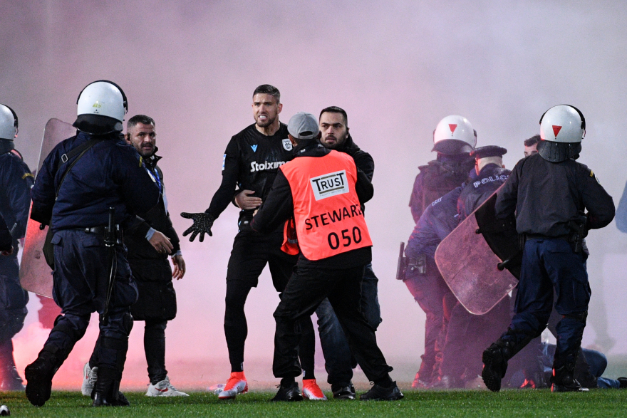 Δείτε φωτογραφίες από την εισβολή και τα επεισόδια των οπαδών του ΠΑΟΚ