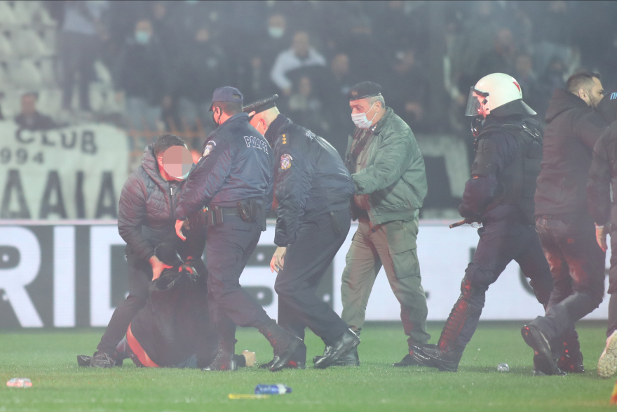 Δείτε φωτογραφίες από την εισβολή και τα επεισόδια των οπαδών του ΠΑΟΚ
