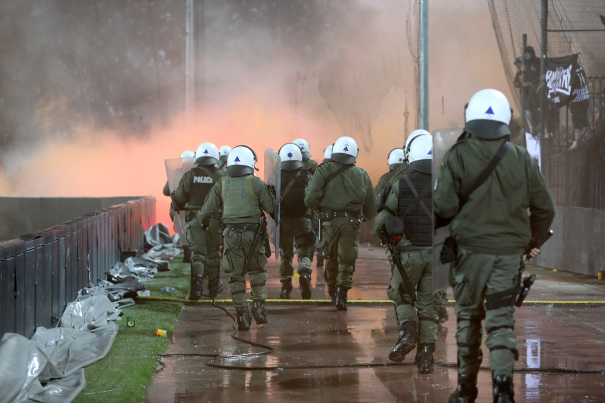 Δείτε φωτογραφίες από την εισβολή και τα επεισόδια των οπαδών του ΠΑΟΚ