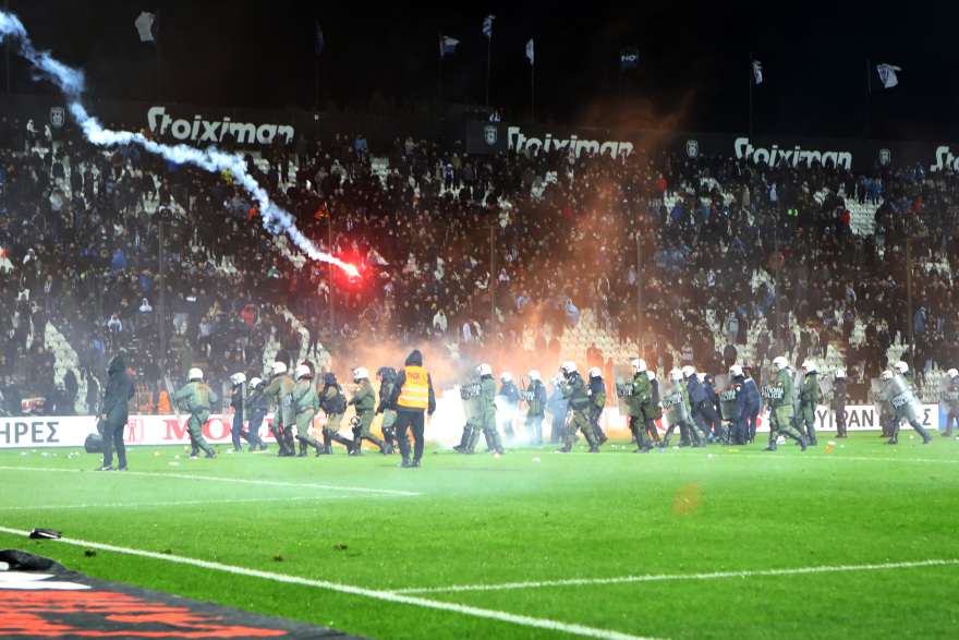 Δείτε φωτογραφίες από την εισβολή και τα επεισόδια των οπαδών του ΠΑΟΚ