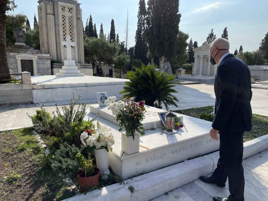 Γιώργος Παπανδρέου: Άφησε ένα λευκό τριαντάφυλλο στο μνήμα του πατέρα του,  Ανδρέα