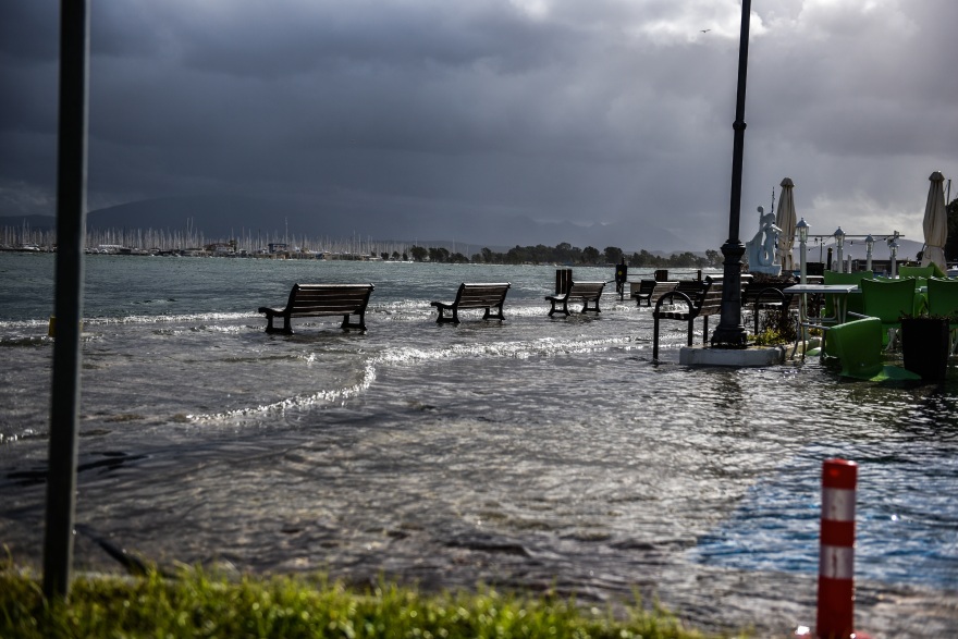 Καιρός: Βροχές, θυελλώδεις άνεμοι και αισθητή πτώση της θερμοκρασίας - Ποιες περιοχές θα επηρεαστούν