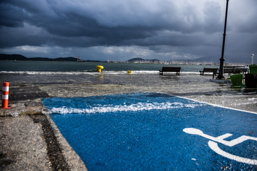 Καιρός: Βροχές, θυελλώδεις άνεμοι και αισθητή πτώση της θερμοκρασίας - Ποιες περιοχές θα επηρεαστούν