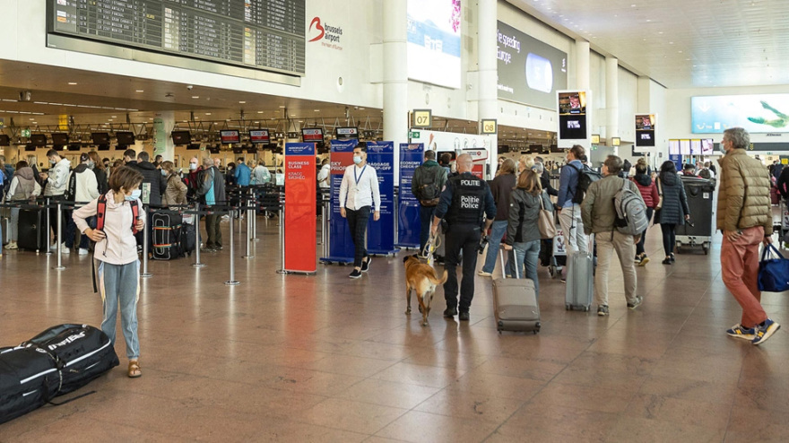 Μετάλλαξη Omicron:  Μεταδίδεται εύκολα σε όλους, αλλά τα εμβόλια προστατεύουν από βαριά νόσηση και θάνατο 