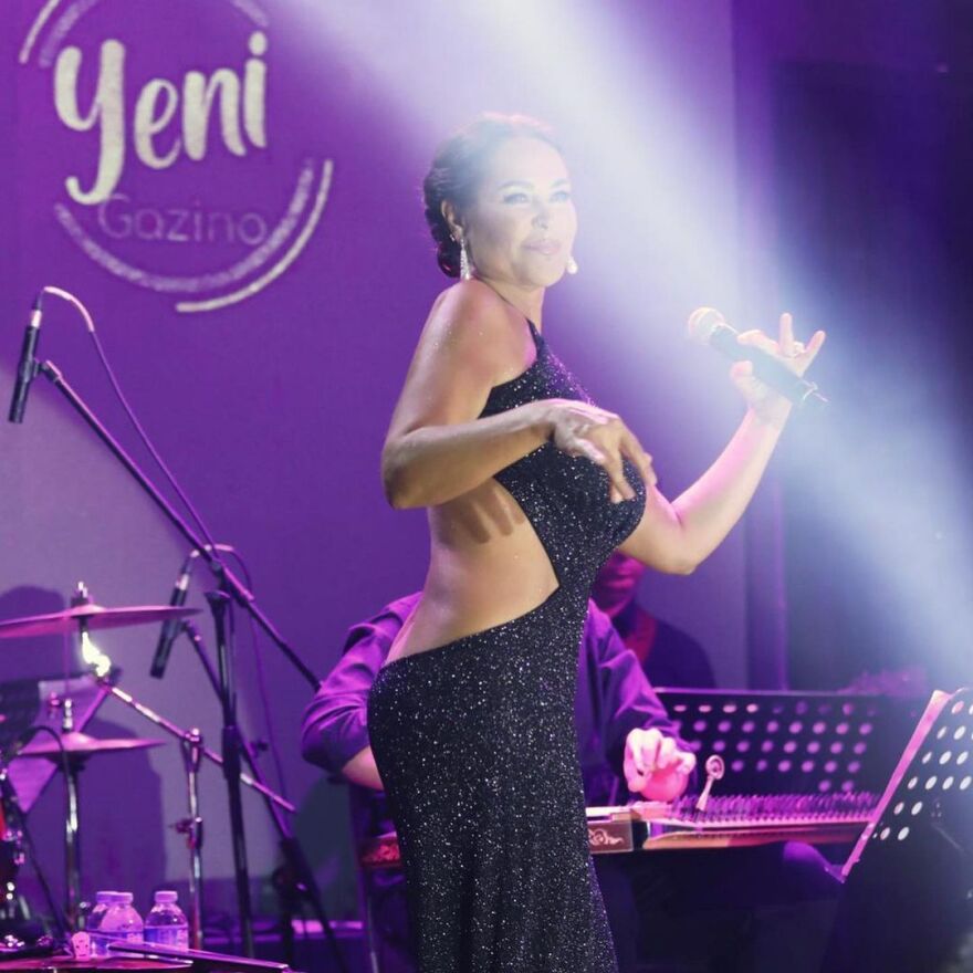 Στην Τουρκία άνοιξαν... 200 σαμπάνιες για την τραγουδίστρια Χουλιά την ώρα που η οικονομία τους καταρρέει!