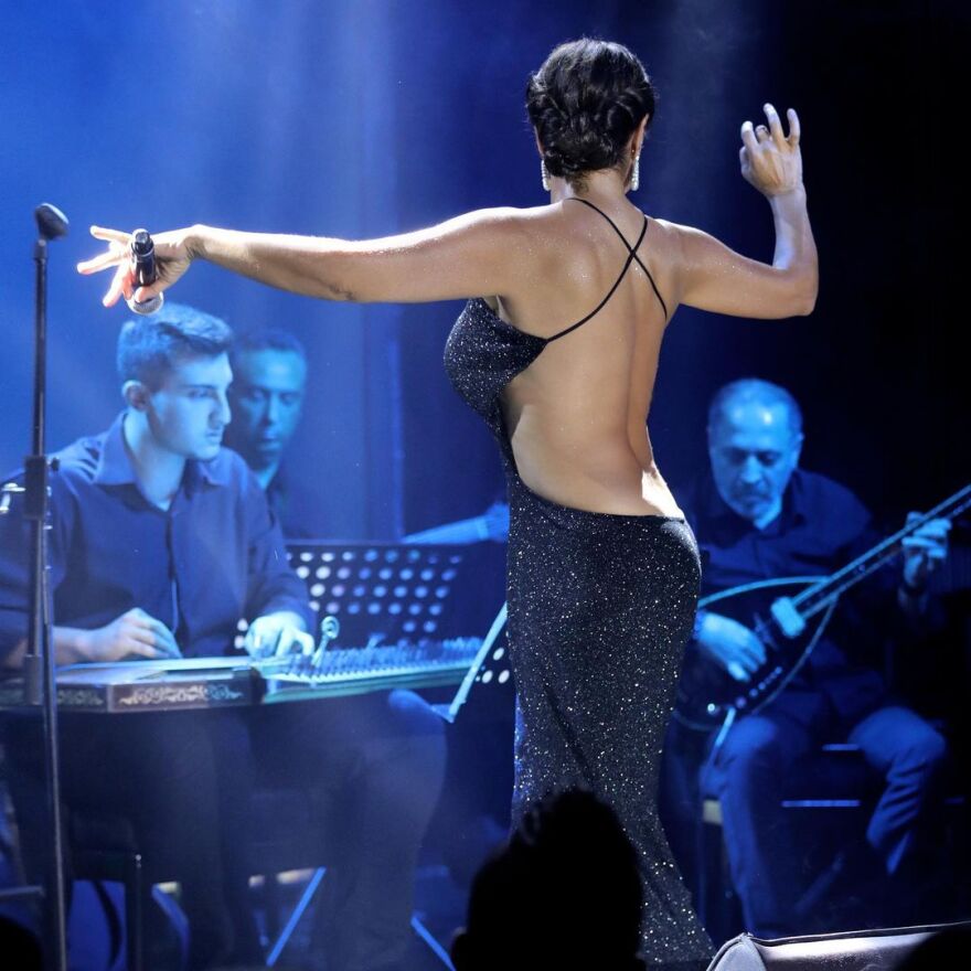 Στην Τουρκία άνοιξαν... 200 σαμπάνιες για την τραγουδίστρια Χουλιά την ώρα που η οικονομία τους καταρρέει!