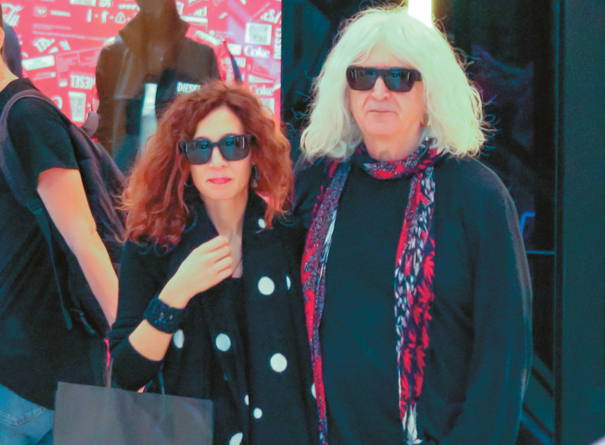 Νίκος Καρβέλας: Απέκτησε το τρίτο του παιδί στα 70 του χρόνια