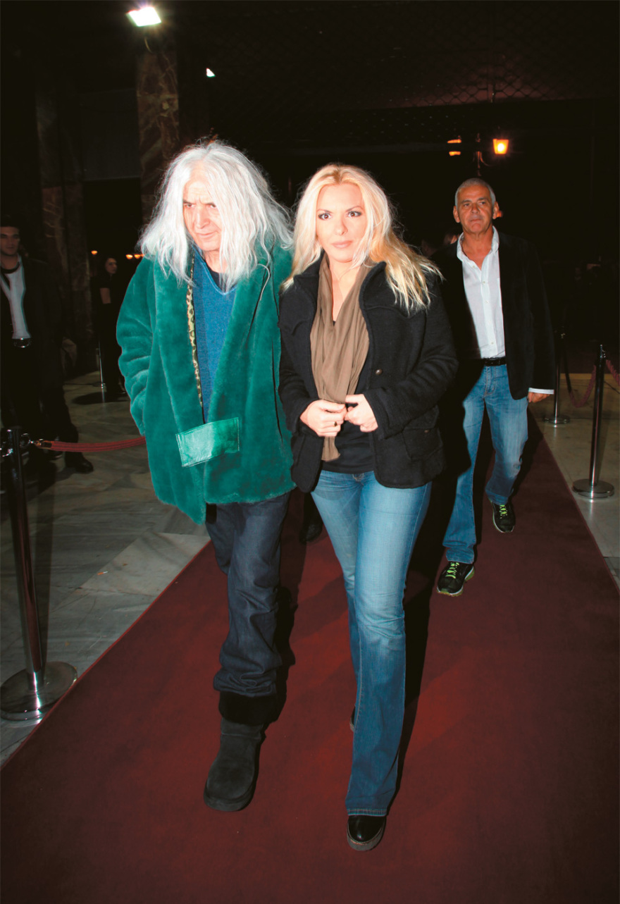 Νίκος Καρβέλας: Απέκτησε το τρίτο του παιδί στα 70 του χρόνια