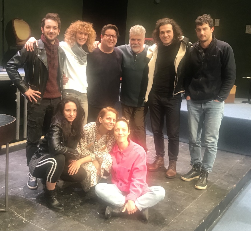 «Ρινόκερος»: Η πρώτη φωτογραφία με τον Αιμιλιανό Σταματάκη στην πρόβα