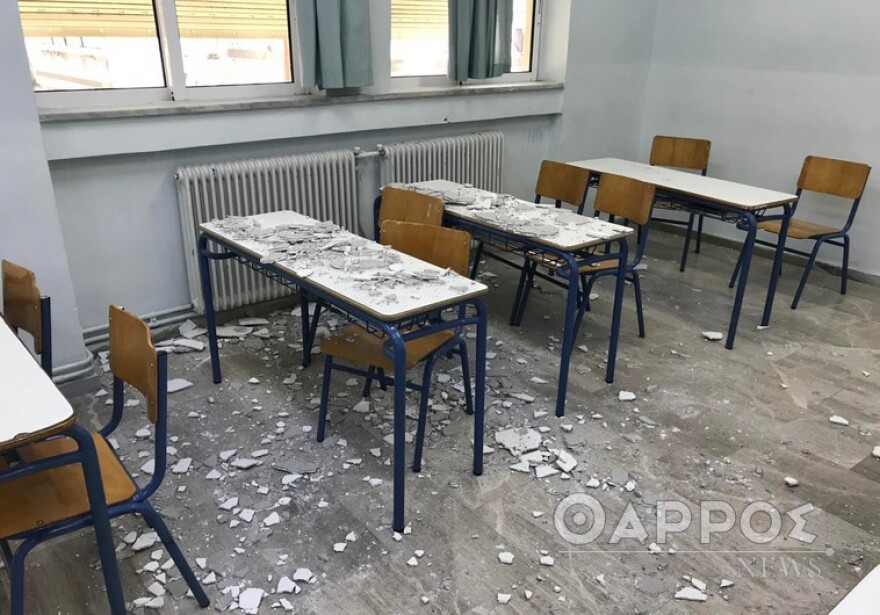 Καλαμάτα: Κατέρρευσαν σοβάδες από το ταβάνι σε Λύκειο (φωτογραφίες)