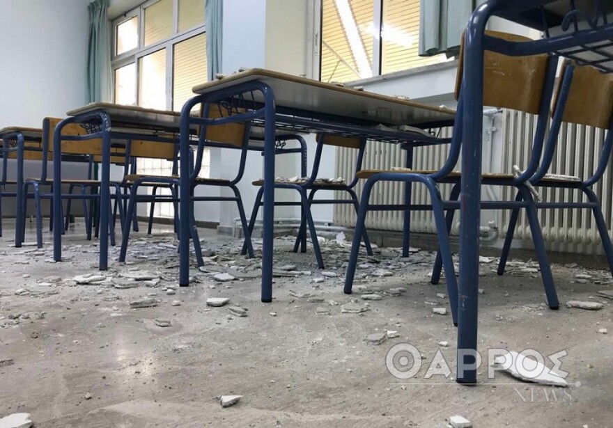 Καλαμάτα: Κατέρρευσαν σοβάδες από το ταβάνι σε Λύκειο (φωτογραφίες)