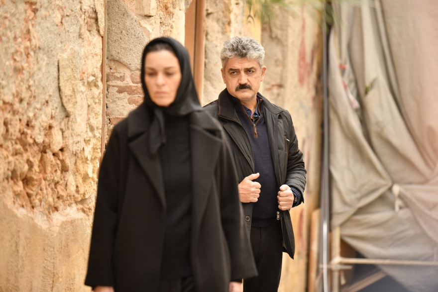 «Σασμός»: Πλήθος κόσμου κατέκλυσε την πλατεία Λιονταριών στο Ηράκλειο Κρήτης για τα γυρίσματα της σειράς