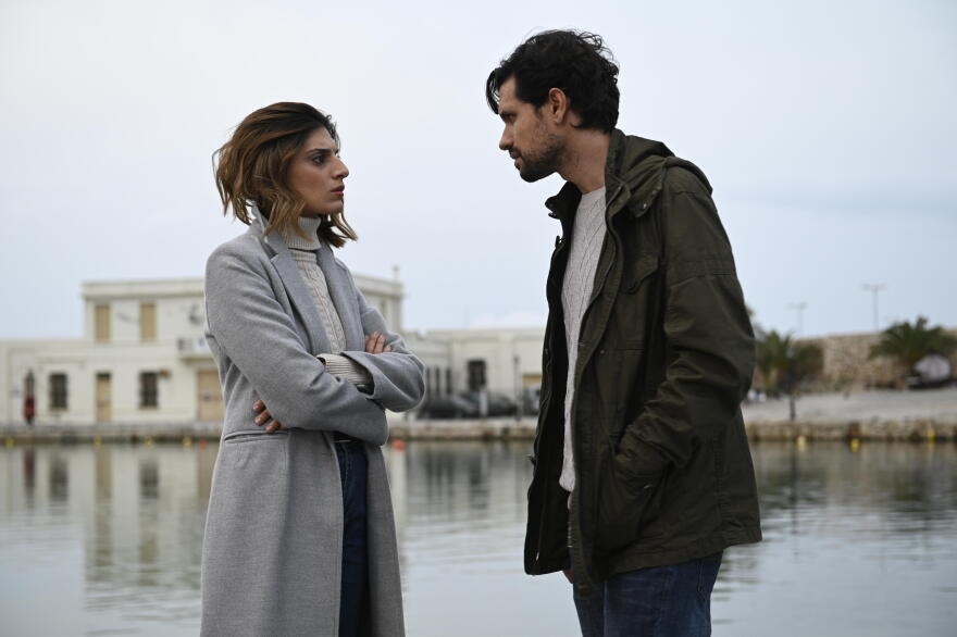 «Σασμός»: Πλήθος κόσμου κατέκλυσε την πλατεία Λιονταριών στο Ηράκλειο Κρήτης για τα γυρίσματα της σειράς