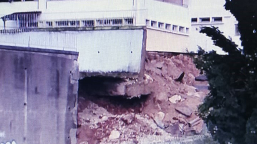 Kακοκαιρία: Βγήκε η θάλασσα στον δρόμο στην Πάτρα - Στον… αέρα πτέρυγα δημοτικού σχολείου στην Άρτα