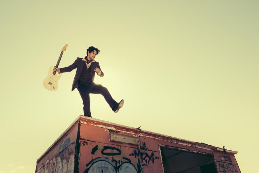 Πάνος Βλάχος στο protothema.gr: Η μεγαλύτερη επανάσταση είναι η μόρφωση, ο διάλογος και η ανθρωπιά όχι το να σπας βιτρίνες