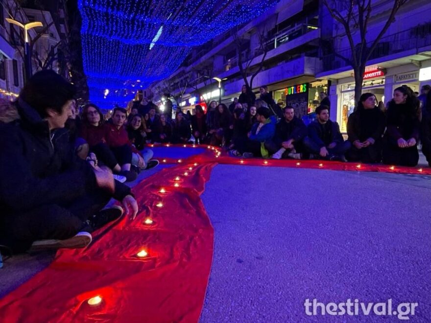 Άναψαν κεριά στη Θεσσαλονίκη και σχημάτισαν την κόκκινη κορδέλα για την Παγκόσμια Ημέρα κατά του AIDS