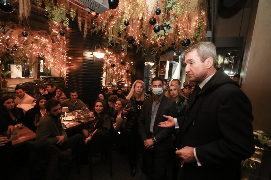 Εκλογές ΚΙΝΑΛ: Τα είπε με νέους και νέες ο Ανδρέας Λοβέρδος