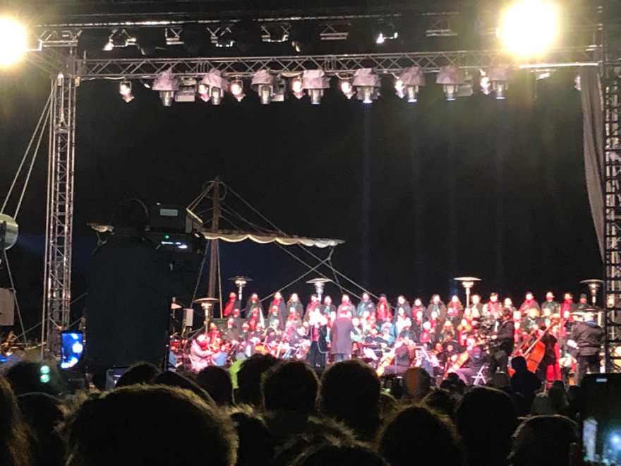 Η φαντασμαγορική τελετή φωταγώγησης με την Άννα Βίσση στον Βόλο