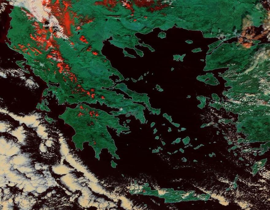 Η πρώτη αξιόλογη χιονόπτωση του φετινού χειμώνα στον Παρνασσό - Βροχές και καταιγίδες σήμερα στα δυτικά