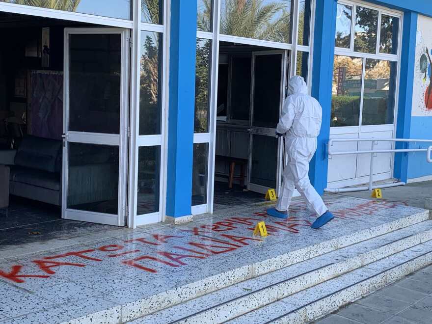 Αντιεμβολιαστές στη Κύπρο έβαλαν βόμβα σε σχολείο και πήγαν να κάψουν ένα άλλο (Φωτογραφίες)