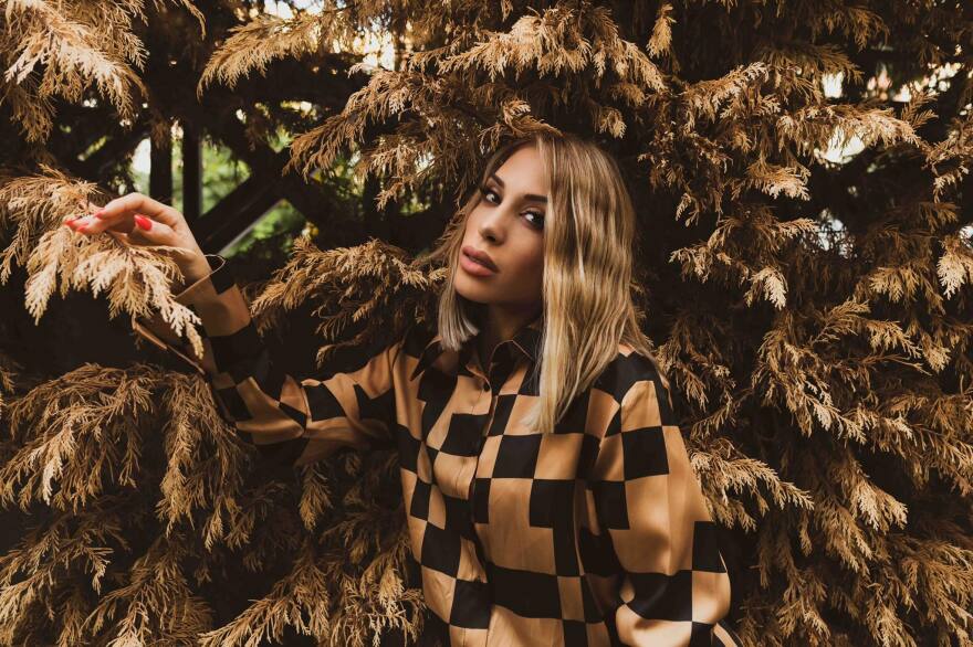 «Πάρε Με Στην Αγκαλιά Σου»: Η Μαρία Καρλάκη ερμηνεύει Αντώνη Βαρδή