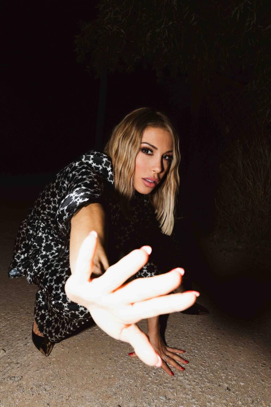 «Πάρε Με Στην Αγκαλιά Σου»: Η Μαρία Καρλάκη ερμηνεύει Αντώνη Βαρδή