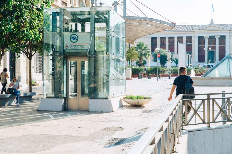 Η Αθήνα ανοίγεται στους ανθρώπους με κινητικά και οπτικά προβλήματα 