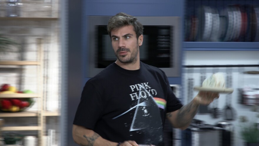 «Kitchen Lab»: Συνταγές μοντέρνες και funky προτείνει ο Άκης Πετρετζίκης 