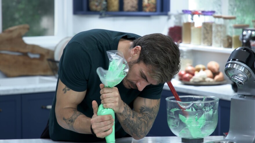 «Kitchen Lab»: Συνταγές μοντέρνες και funky προτείνει ο Άκης Πετρετζίκης 