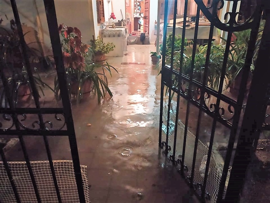 Μεσολόγγι: Η έντονη βροχόπτωση μετέτρεψε δρόμους σε «ποτάμια»