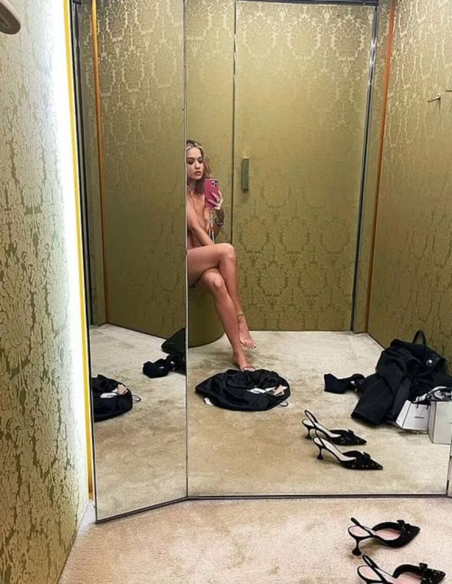 Ρίτα Όρα: Η προκλητική σέλφι που ανέβασε και κατέβασε από το Instagram