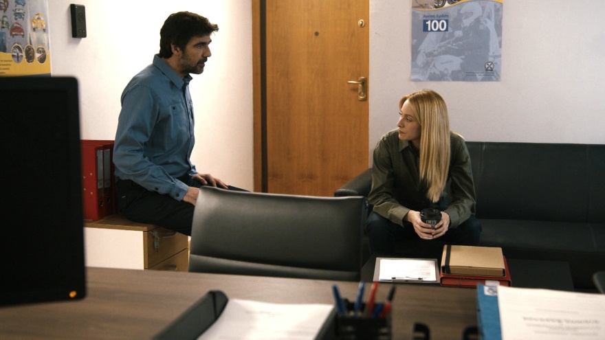 «Το Αύριο Μας Ανήκει»: Η Στέλλα δίνει την επίσημη κατάθεσή της για την μυστική καταδίωξη και την κλοπή του όπλου της