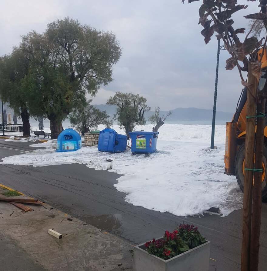 Η κακοκαιρία προκάλεσε προβλήματα στους δρόμους της Καλαμάτας - Δείτε φωτογραφίες