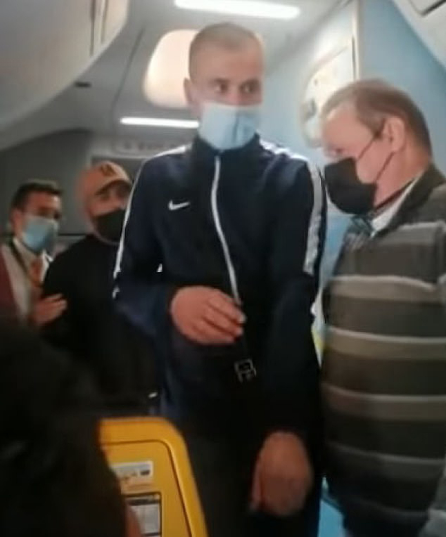 Τρόμος εν πτήσει: Επιβάτης προσπάθησε να ανοίξει την πόρτα αεροσκάφους στα 35.000 πόδια (βίντεο)