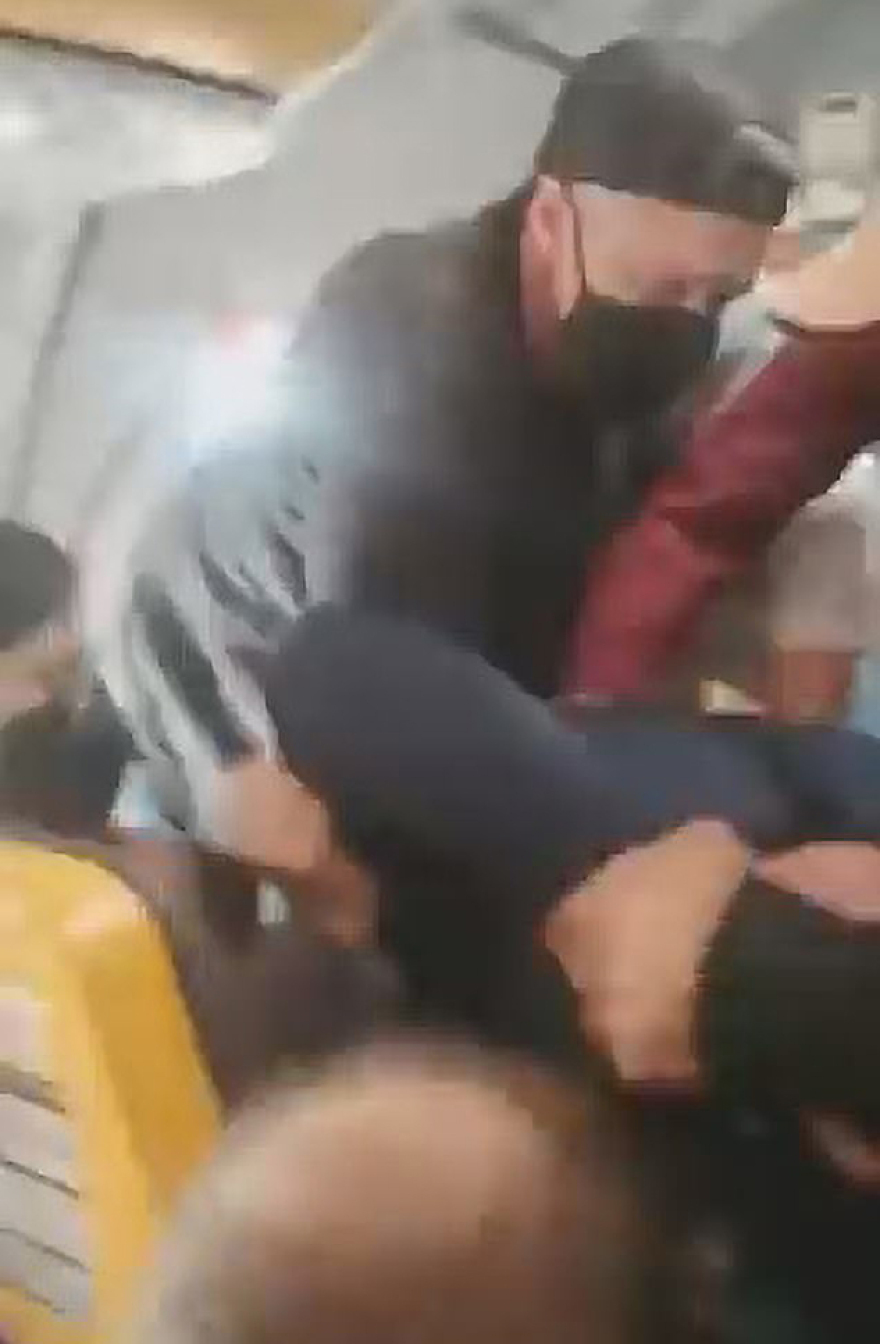 Τρόμος εν πτήσει: Επιβάτης προσπάθησε να ανοίξει την πόρτα αεροσκάφους στα 35.000 πόδια (βίντεο)