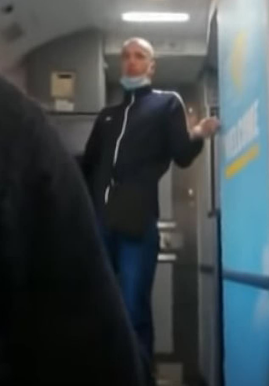 Τρόμος εν πτήσει: Επιβάτης προσπάθησε να ανοίξει την πόρτα αεροσκάφους στα 35.000 πόδια (βίντεο)