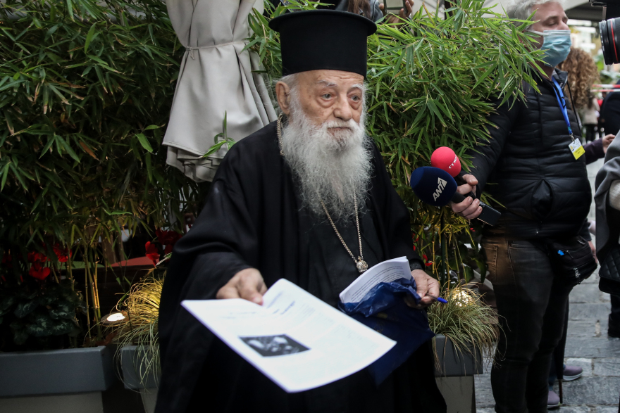 «Είναι αιρετικός, πρέπει να μετανοήσει», επεισόδιο με ιερέα κατά του Πάπα έξω από την Αρχιεπισκοπή Αθηνών