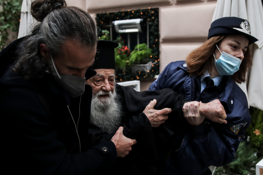 «Είναι αιρετικός, πρέπει να μετανοήσει», επεισόδιο με ιερέα κατά του Πάπα έξω από την Αρχιεπισκοπή Αθηνών