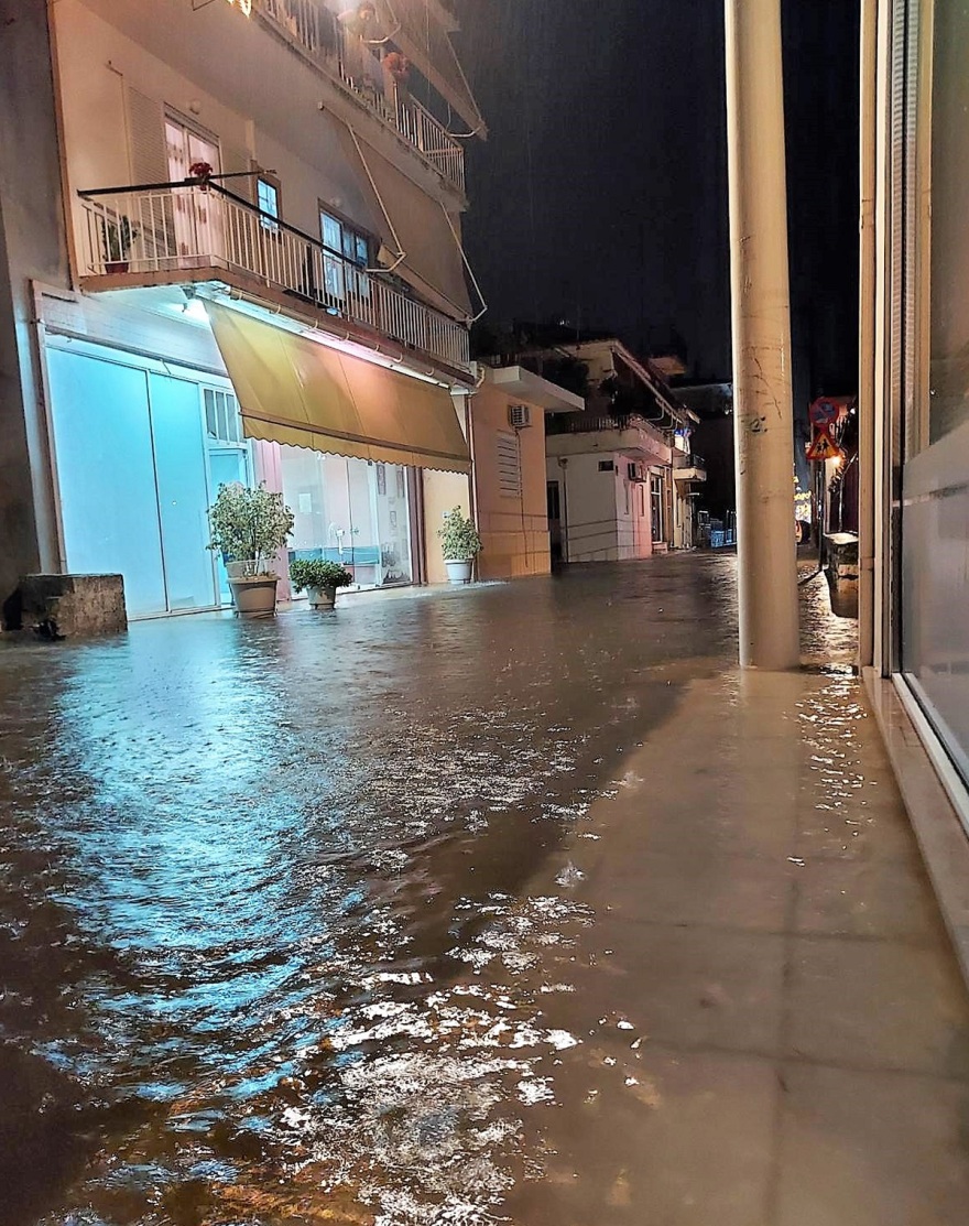 Καιρός - «Πνίγηκε» το Μεσολόγγι: Πλημμύρισαν σπίτια και καταστήματα, δεκάδες κλήσεις για μεταφορές ατόμων