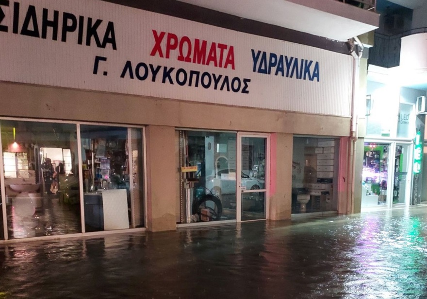 Καιρός - «Πνίγηκε» το Μεσολόγγι: Πλημμύρισαν σπίτια και καταστήματα, δεκάδες κλήσεις για μεταφορές ατόμων