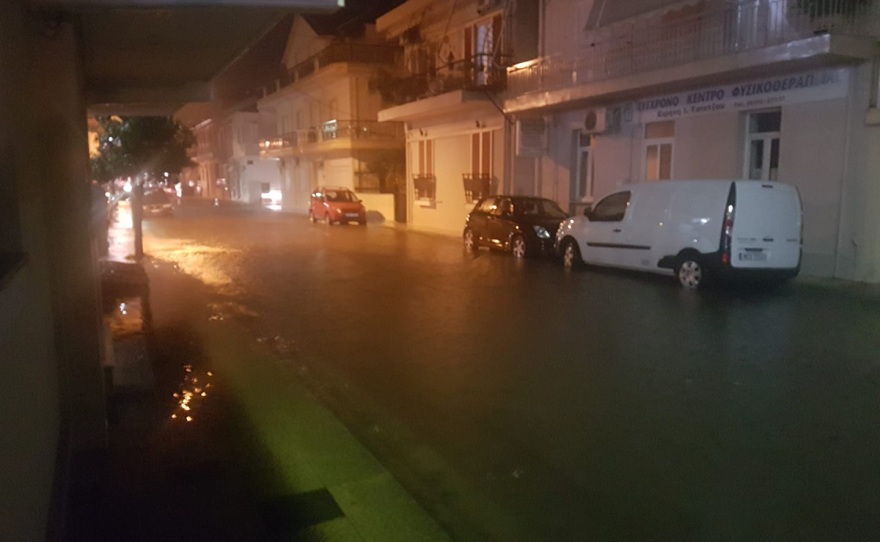 Καιρός - «Πνίγηκε» το Μεσολόγγι: Πλημμύρισαν σπίτια και καταστήματα, δεκάδες κλήσεις για μεταφορές ατόμων