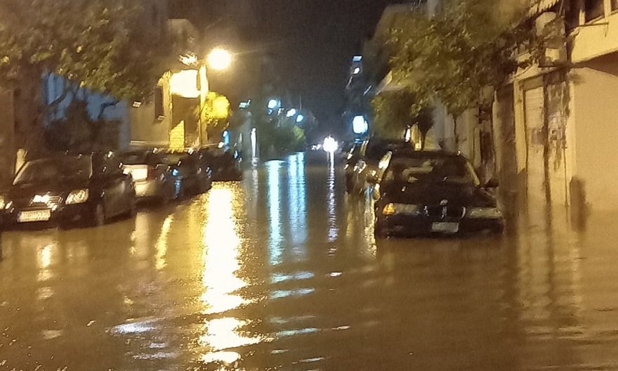 Καιρός - «Πνίγηκε» το Μεσολόγγι: Πλημμύρισαν σπίτια και καταστήματα, δεκάδες κλήσεις για μεταφορές ατόμων