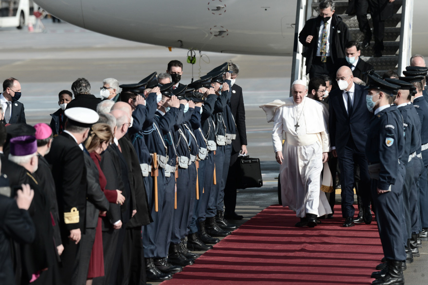 Έφτασε στην Ελλάδα ο Πάπας Φραγκίσκος - Συναντάται αυτή την ώρα με την Πρόεδρο της Δημοκρατίας 