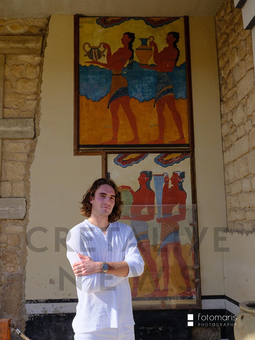 Ο Στέφανος Τσιτσιπάς φωτογραφίζει και… φωτογραφίζεται στην Κνωσό