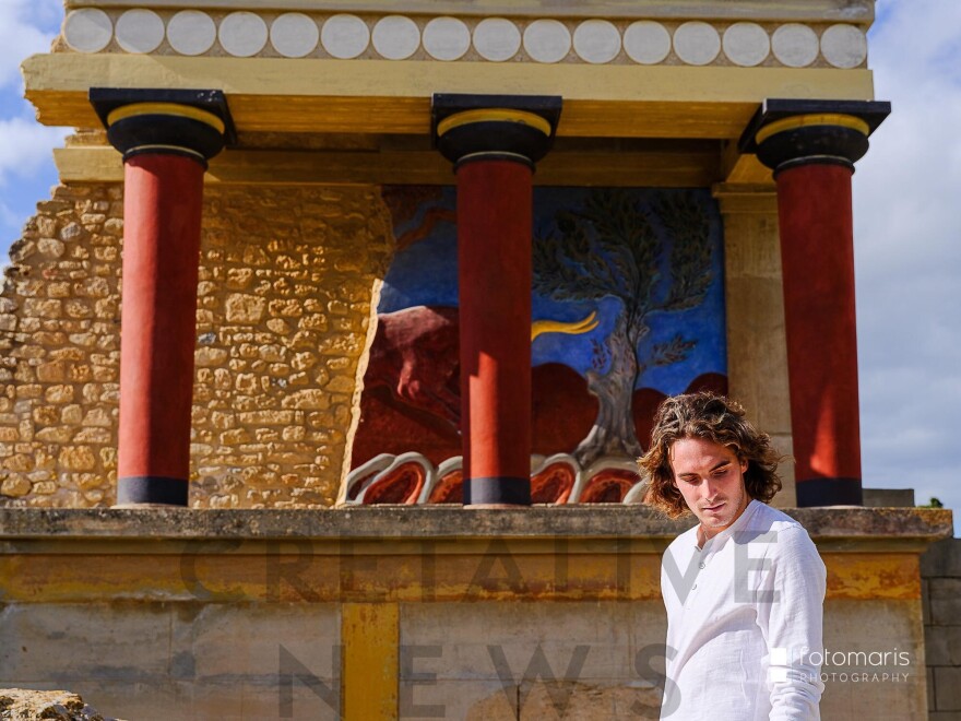Ο Στέφανος Τσιτσιπάς φωτογραφίζει και… φωτογραφίζεται στην Κνωσό