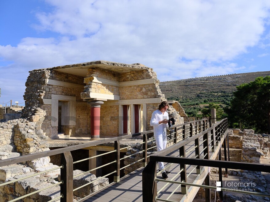 Ο Στέφανος Τσιτσιπάς φωτογραφίζει και… φωτογραφίζεται στην Κνωσό