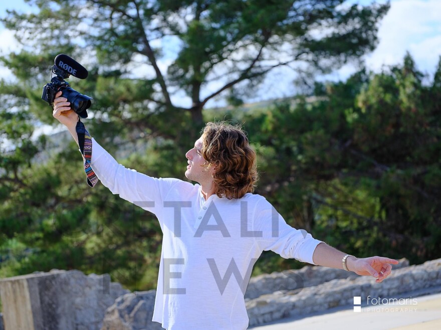 Ο Στέφανος Τσιτσιπάς φωτογραφίζει και… φωτογραφίζεται στην Κνωσό